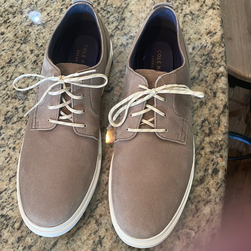 Pre-owned.. not a scratch or wear on soles.